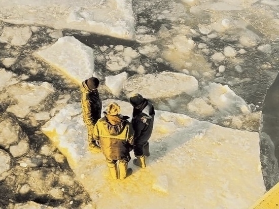 Трое рыбаков дрейфовали на льдине
