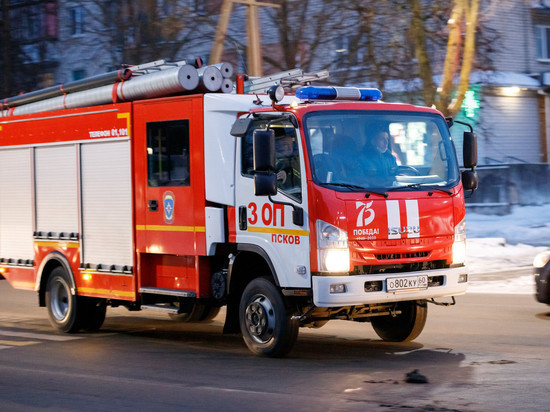 Mercedes Benz сгорел в Пскове на улице Гражданской