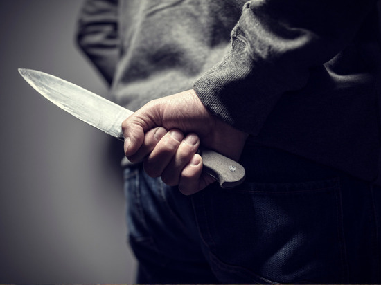 В Тихвине озверевший от алкоголя мужчина набросился на товарищей с ножом