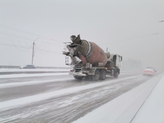 Спасатели в Бурятии отогрели замерзшего на трассе водителя фуры из Белоруссии