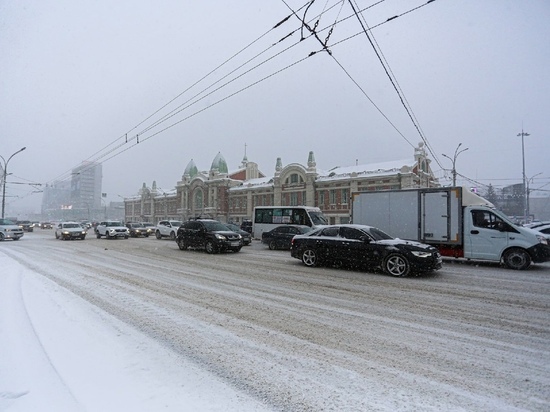 Жителей Новосибирска предупреждают о заносах и гололеде из-за снегопадов