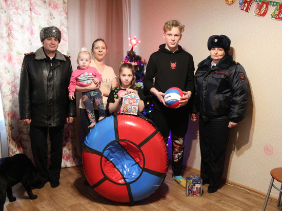 Тверские полицейские исполнили новогодние желания юных жителей региона