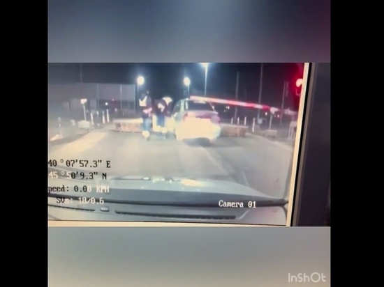В Тихорецке во время полицейской погони водитель иномарки влетел в подъёмник на ж/д-переезде