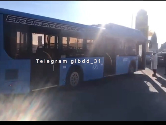 В Белгороде легковушка столкнулась с автобусом