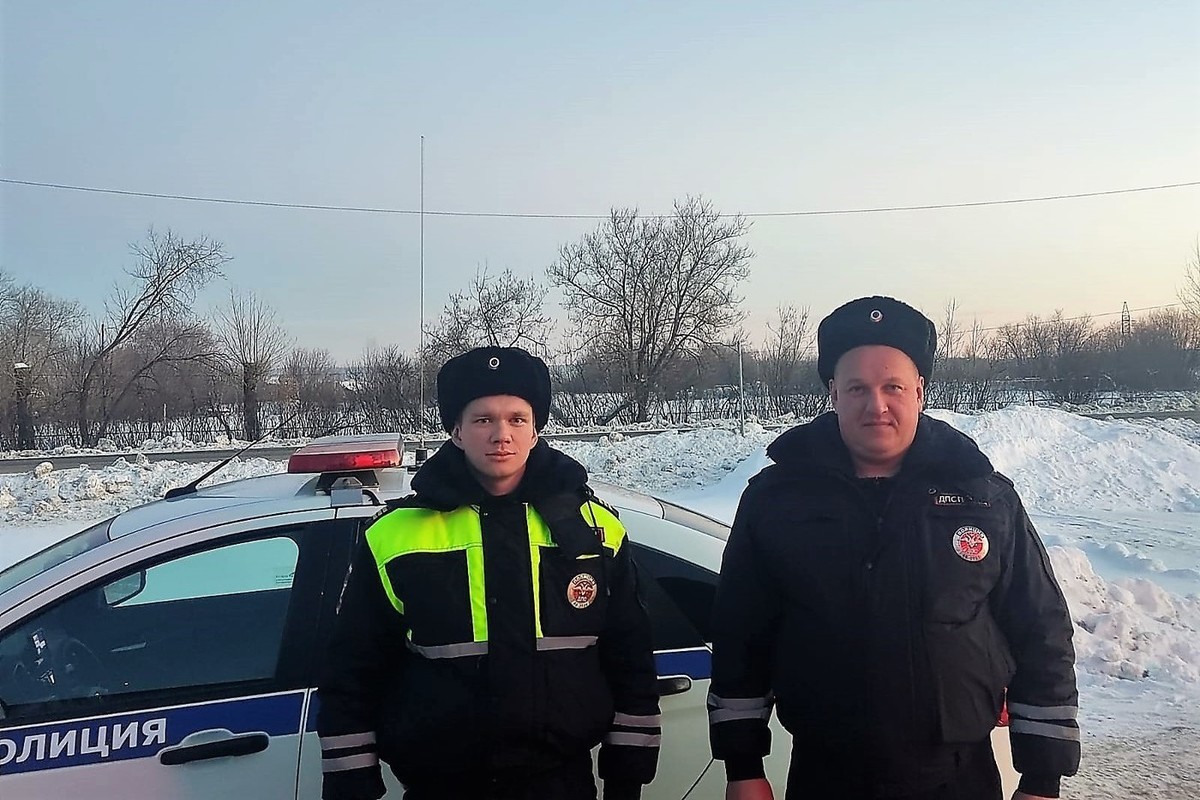 Свердловские сотрудники ГИБДД спасли водителя, пострадавшего в дороге - МК  Екатеринбург