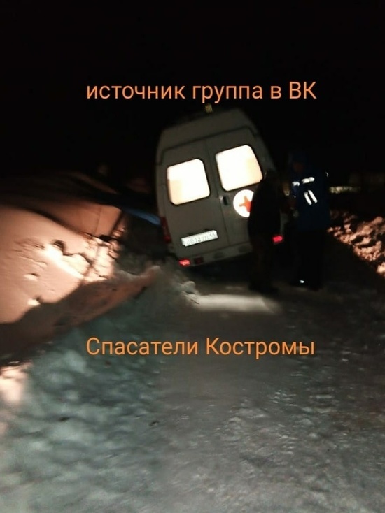 Костромские спасатели вытаскивали из сугроба карету скорой помощи и легковушку