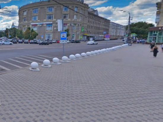 Бетонные шары около «Пролетария» заменят в Воронеже на кубы