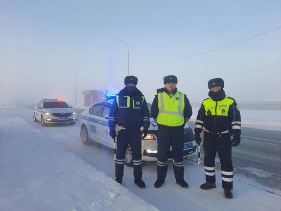 В Якутии сотрудники ГАИ помогли двум водителям в сложной ситуации
