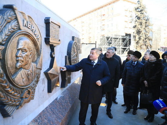 Андрей Бочаров проверил ход обновления мемориалов в Волгограде