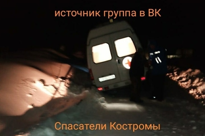Костромские спасатели вытаскивали из сугроба карету скорой помощи и легковушку