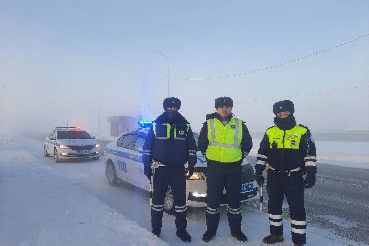 В Якутии сотрудники ГАИ помогли двум водителям в сложной ситуации - МК  Якутия