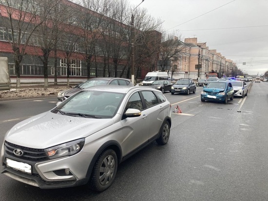 В Твери две иномарки столкнулись перед оживленным перекрестком