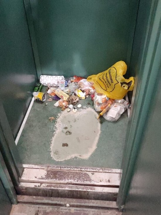 Жители одного из домов в Клину обвинили дворника в захламлении подъезда