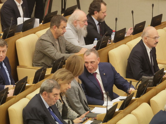 Депутатов Госдумы могут обязать сообщать о выезде за границу