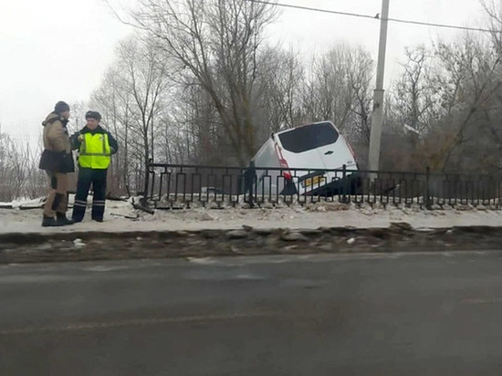 Во Владимире микроавтобус «выпрыгнул» с моста через Клязьму