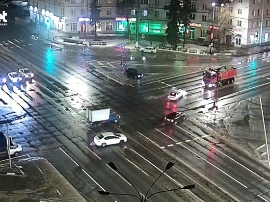 Появилось видео момента ДТП в Твери на Капошвара, где иномарка снесла светофор