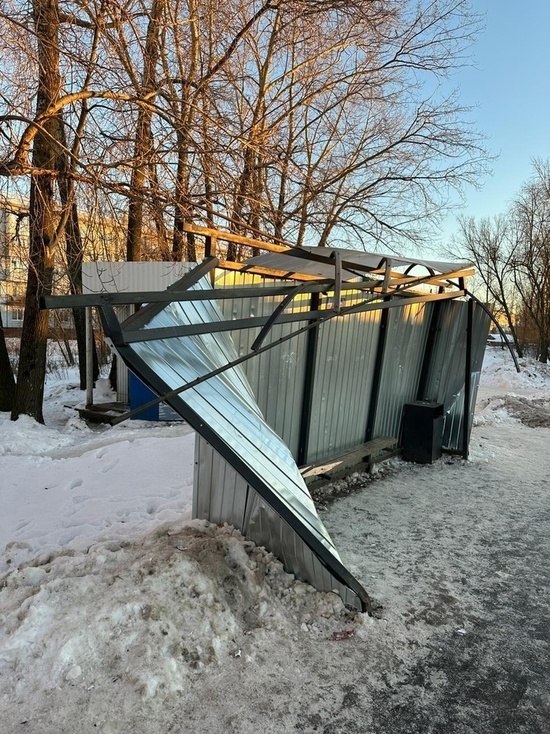 На окраине Архангельска вандалы разрушили автобусную остановку