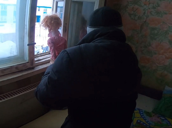Раздражал плач: в Аксарке мужчина выбросил из окна двухлетнюю внучку сожительницы