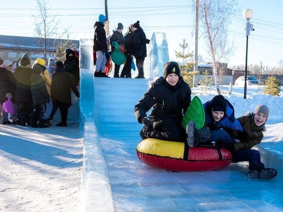 В челябинских поселках построили ледяные горки