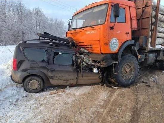 В Слободском районе ДТП между лесовозом и «Ладой» унесло жизни 4 человек