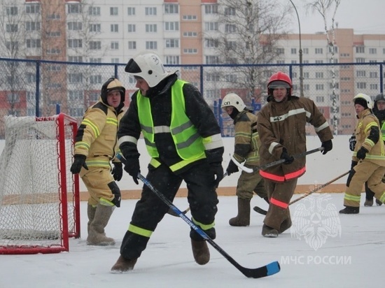 Новгородские пожарные сыграли в хоккей на валенках