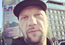 Блестки на щеках подвели известного рэп-исполнителя Андрея Позднухова, выступающего под творческим псевдонимом Бледный