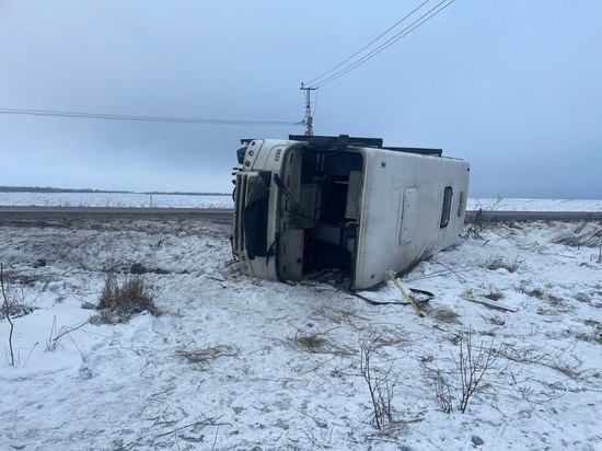 Три женщины пострадали в перевернувшемся автобусе в Ломоносовском районе