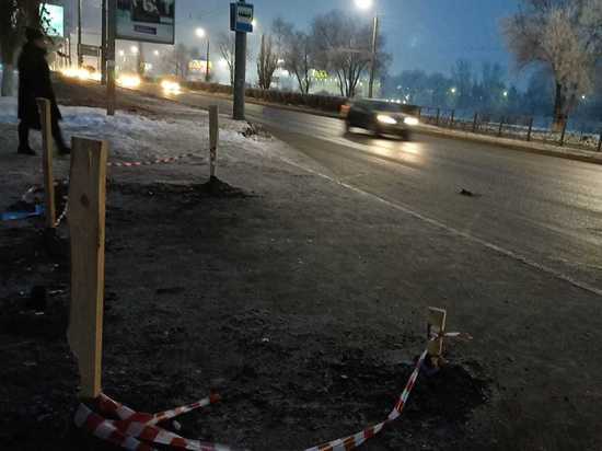 В Оренбурге в мороз устанавливают остановочные павильоны