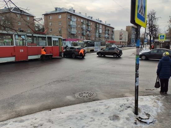 В Ярославле из-за ДТП остановилось движение трамваев