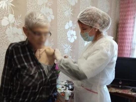 Тамбовские медики продолжают на дому вакцинировать от ковида маломобильных граждан