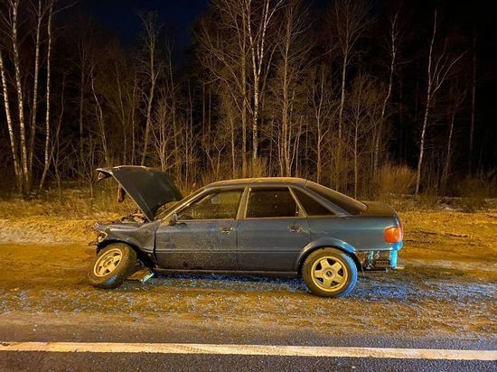 В Тверской области на трассе водитель не справился с управлением и влетел в ограждение