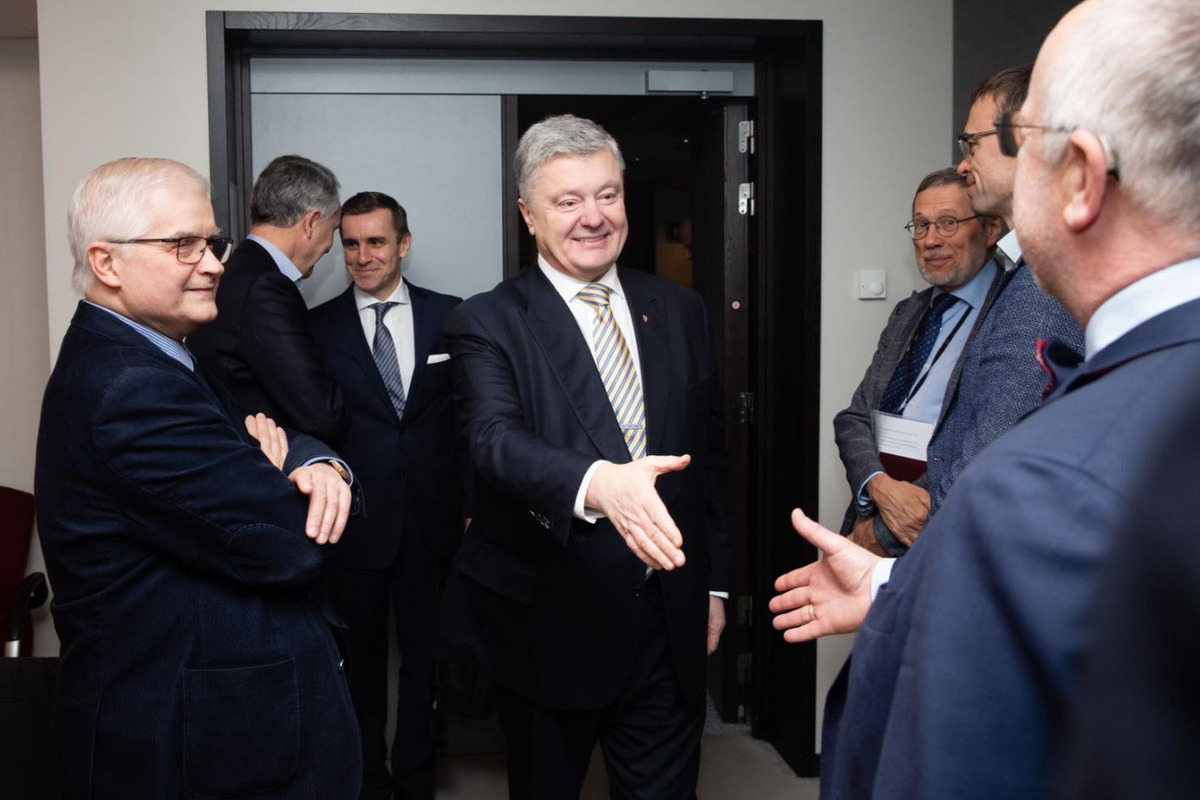 Poroshenko from Brussels: deliveries of F-16s and attack helicopters are being discussed