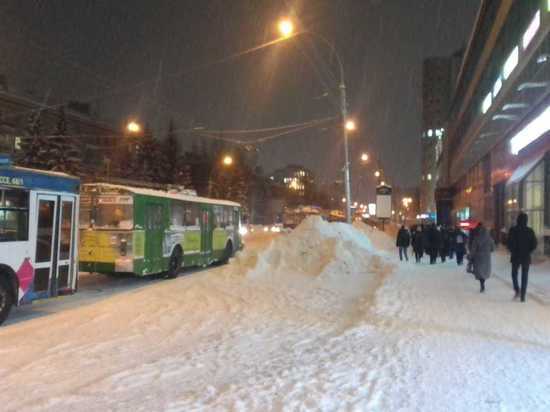 Застрявшая фура остановила все троллейбусы на проспекте Дзержинского в Новосибирске