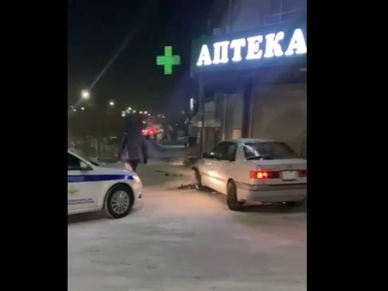 В Улан-Удэ уснувший водитель врезался в здание аптеки