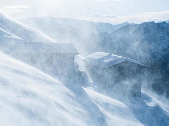 Снег, метель и ветер с порывами до 35 м/с ожидаются в Сахалинской области 26 января