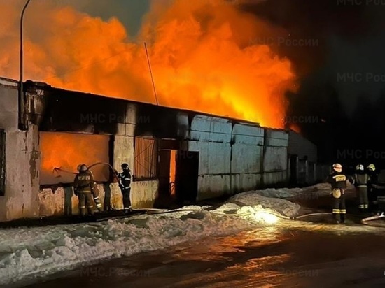 В Малоярославце сгорело большое здание на производстве