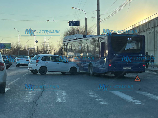 «Пошел на таран»: в Астрахани произошло еще одно ДТП с участием нового синего автобуса