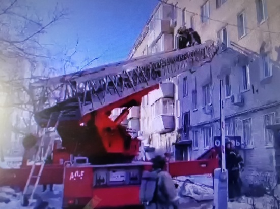 Девять человек спасли при пожаре в многоквартирном доме в Приморье