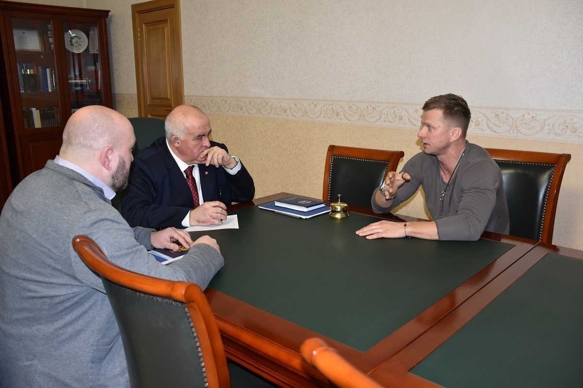 Актер Роман Курцын предложил Сергею Ситникову создать «кинокомиссию»