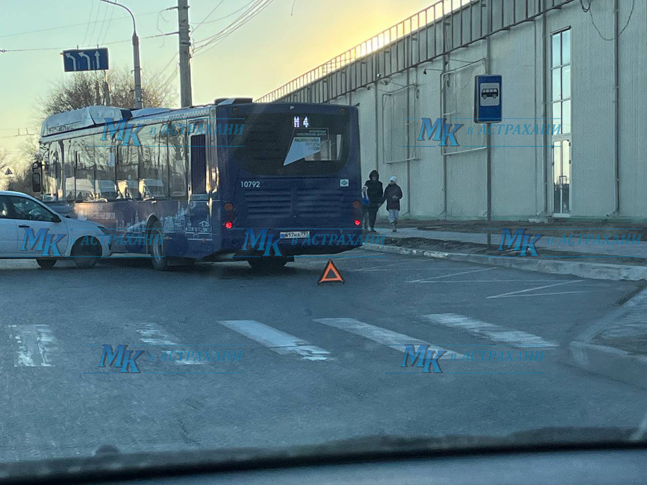 Появились кадры новой аварии с участием синего автобуса в Астрахани 
