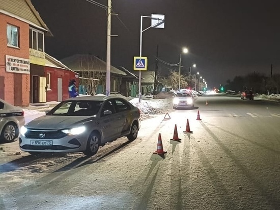 В Омске иномарка сбила парня и девушку на пешеходном переходе