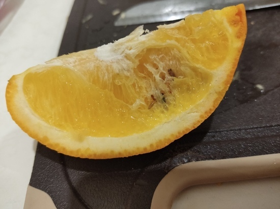 Мужчина из Тарко-Сале купил апельсины с живыми червями в «Пятерочке»