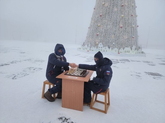 На площади Якутска сыграли в шахматы в 50-градусный мороз