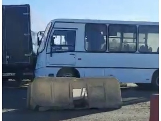 Автобус Ростов-Азов попал в ДТП на трассе