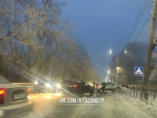 Из-за ДТП на улице Космонавтов в Рязани оказалось перекрыто движение