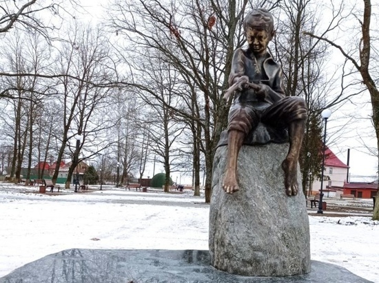 В Полесске установили скульптуру мальчика-рыболова