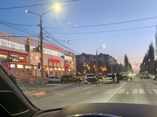 В Курске на проспекте Дружбы произошло ДТП и образовалась пробка