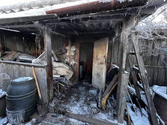 Двое мужчин погибли на пожаре дома в Сретенске