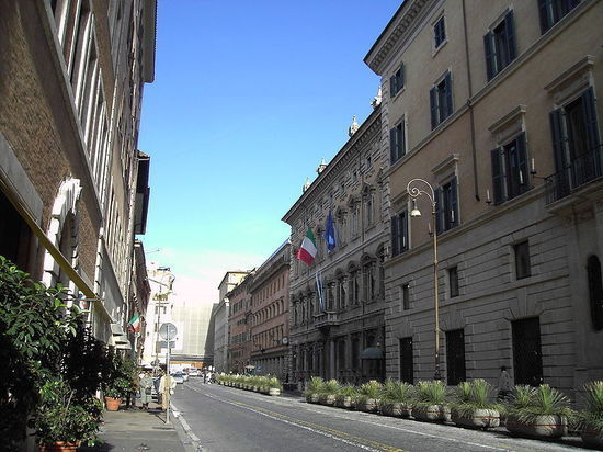 Глава МИД Италии Таяни: НАТО и Европа помогают Украине, но не воюют с Россией