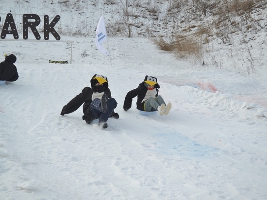 На фестивале «Три пингвина» в Липецке участники катались со склона в костюмах